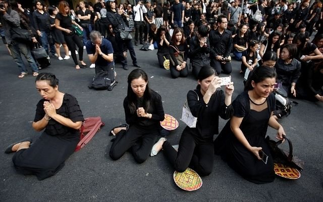 सरकार की घोषणा के बाद Black कपड़ों की हो गई किल्लत, दुकानों में अब शॉर्टेज…