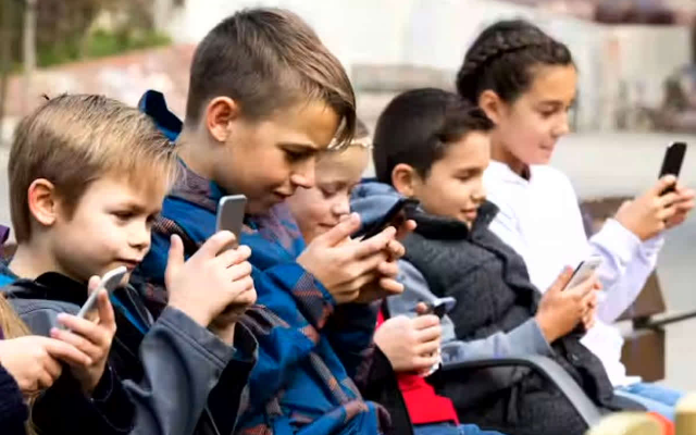 Social Media Banned : 16 साल से कम उम्र के बच्चों के लिए सरकार ने लिया फैसला, 10 दिसंबर से प्रभावी…